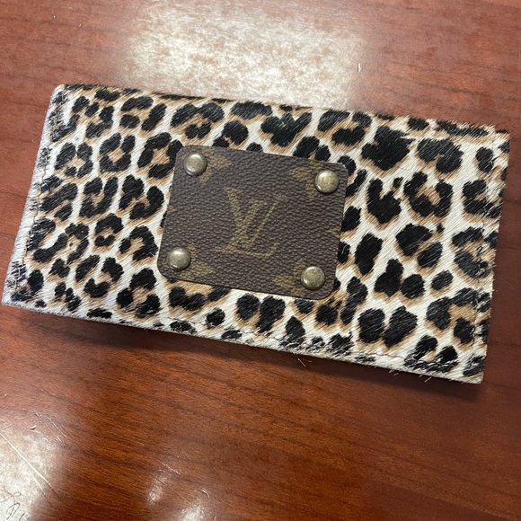 Checkbook cover - Picture 1 of 2